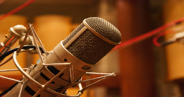 microfono in studio per servizio speakeraggio prima di registrare un doppiaggio per spot 